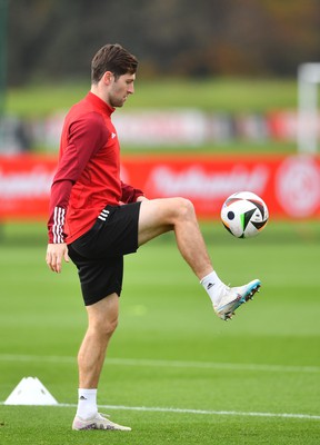 201123 - Welsh Football Training - Ben Davies during training