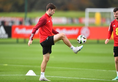 201123 - Welsh Football Training - Ben Davies during training