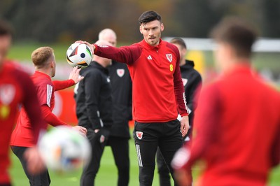 201123 - Welsh Football Training - Kieffer Moore during training