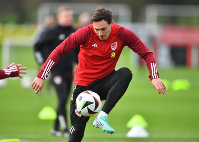 201123 - Welsh Football Training - Connor Roberts during training