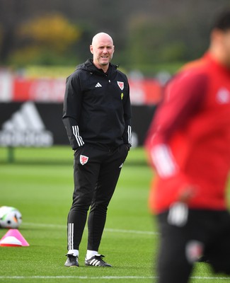 201123 - Welsh Football Training - Robert Page during training
