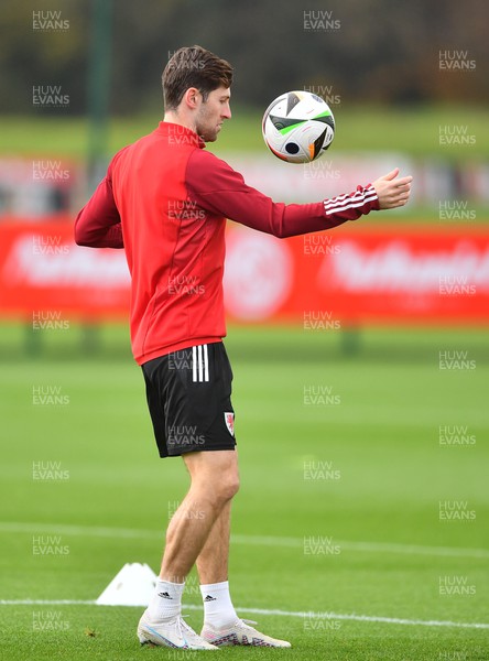 201123 - Welsh Football Training - Ben Davies during training