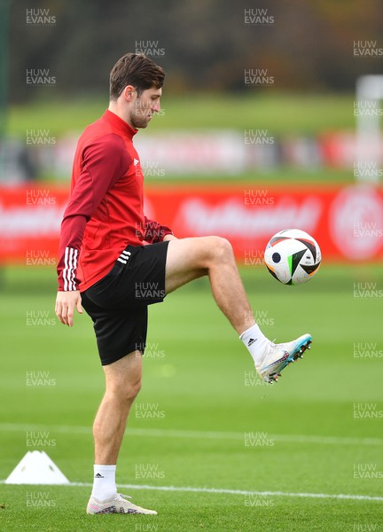 201123 - Welsh Football Training - Ben Davies during training