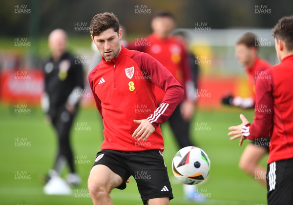 201123 - Welsh Football Training - Ben Davies during training