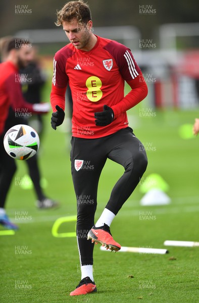 201123 - Welsh Football Training - Joe Rodon during training