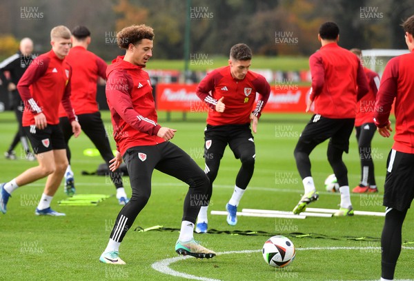 201123 - Welsh Football Training - Ethan Ampadu during training