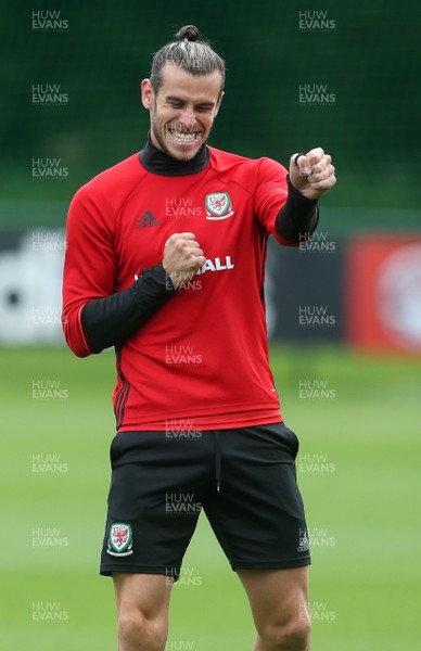 290817 - Wales Football Training - Gareth Bale during training