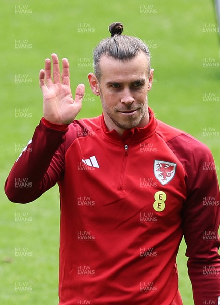151122 - Wales Football Training Session - Gareth Bale of Wales thanks the schoolchildren for their support during the final Wales training session and send off as the team depart for the FIFA World Cup in Qatar
