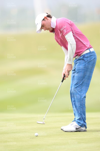 020612 -  ISPS Handa Wales Open Golf, Round 3, Celtic Manor, Newport - Tim Sluiter putts at the first hole