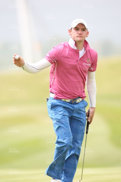 020612 -  ISPS Handa Wales Open Golf, Round 3, Celtic Manor, Newport - Tim Sluiter putts at the first hole