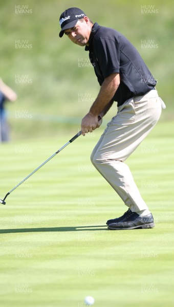 03.06.11 -SAAB Wales Open 2011, Celtic Manor Resort, Newport -  Keith Horne misses his putt on the 1st 