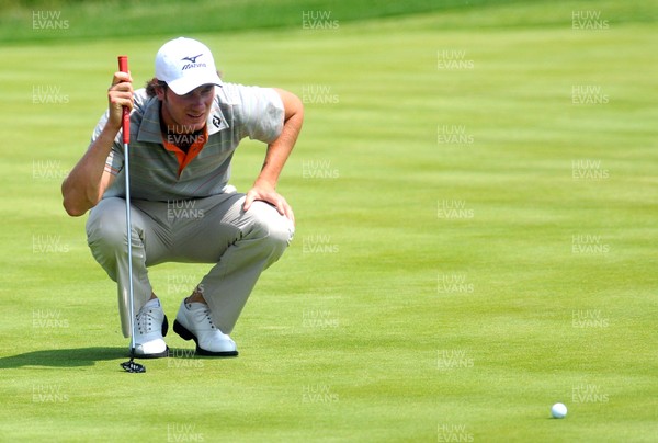 04.06.10 - Wales Open Golf, Day 2 Chris Wood on the second green 