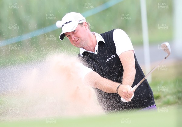 04.06.11 -SAAB Wales Open 2011, Celtic Manor Resort, Newport -  Peter Hanson plays out of the bunker onto the first green 