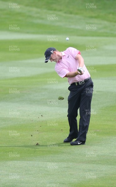 06.06.10.. Celtic Manor Wales Open 2010, Round 4 -  Scotlands Marc Warren plays his shot onto the 18th green 