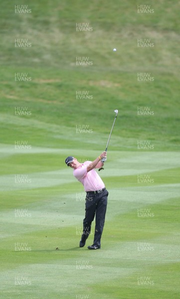 06.06.10.. Celtic Manor Wales Open 2010, Round 4 -  Scotlands Marc Warren plays his shot onto the 18th green 