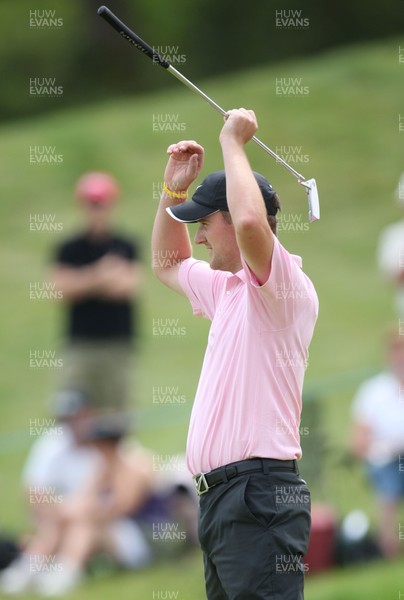 06.06.10.. Celtic Manor Wales Open 2010, Round 4 -  Scotlands Marc Warren after missing the first attempt at his putt on the 18th green 