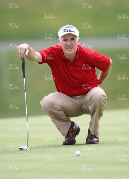 06.06.10.. Celtic Manor Wales Open 2010, Round 4 -  Wales' Phillip Price putts on the 18th green 