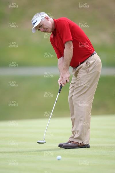 06.06.10.. Celtic Manor Wales Open 2010, Round 4 -  Wales' Phillip Price putts on the 18th green 