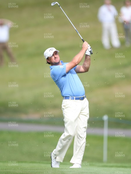 06.06.10.. Celtic Manor Wales Open 2010, Round 4 -  Wales Open 2010 winner Graeme McDowell plays his approach to the 18th green 