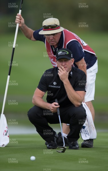 210914 - ISPS Handa Wales Open Golf 2014, Celtic Manor Resort, south Wales - Wales's Jamie Donaldson lines up a putt during the final round of the Wales Open 