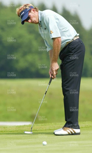 290503 - Wales Open Golf - Ian Poulter misses putt on the 17th