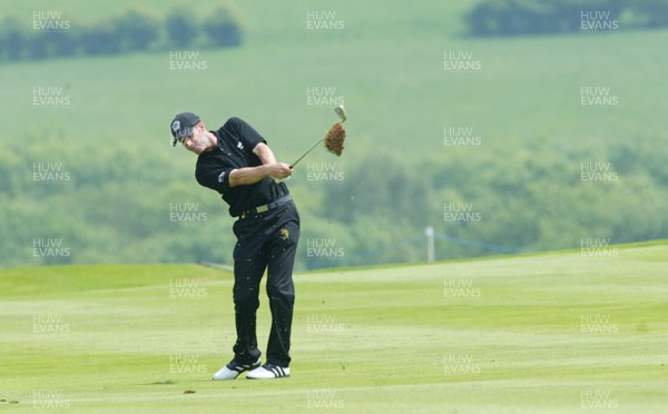 290503 - Wales Open Golf - Bradley Dredge plays his approach shot to the 17th green