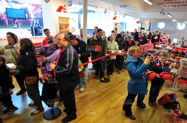 180412- Wales players signing- Jamie Roberts, Lou Reed and Huw Bennett signing autographs at the Cardiff Arms Shop