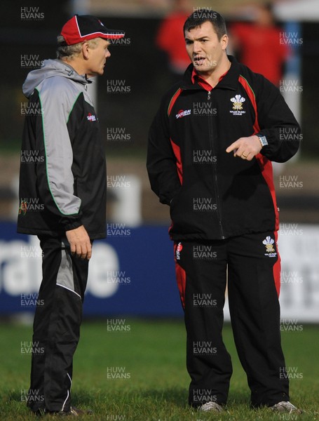 01.11.09 - Wales v Ireland - rugbyleague.com European Cup - Wales head coach Iestyn Harris talks to his assistant Clive Griffiths(L). 