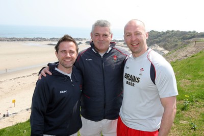 07.05.08 Sport... Wales coach Warren Gatland(centre) with Craig White(lt) and Mark Bennett(rt) at the training camp in Wexford. 