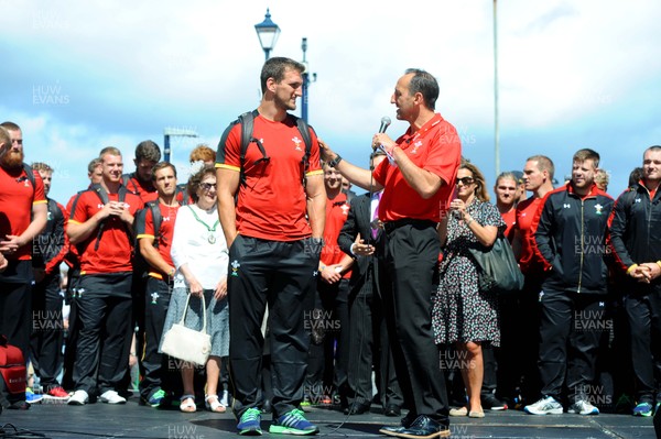 100815 - Wales Rugby Squad Travel to Colwyn Bay -Sam Warburton talks to Rupert Moon as he arrive at Colwyn Bay to be greeted by fans