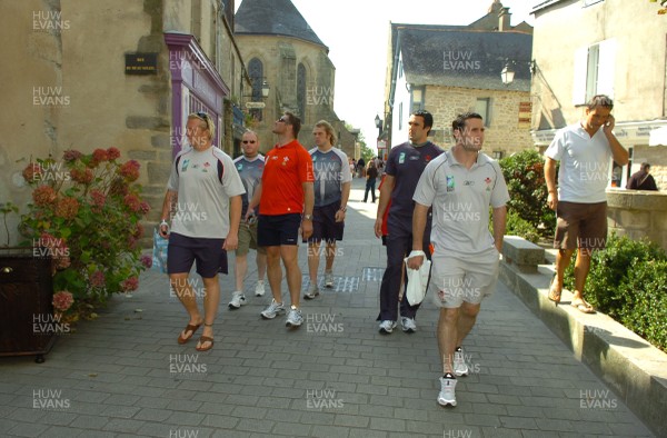 11.09.07 - Wales Team in France for Rugby World Cup - (l-r)Alix Popham, Martyn Williams, Ian Gough, Alun Wyn Jones, Jonathan Thomas and Stephen Jones look around a walled city in St Nazaire 