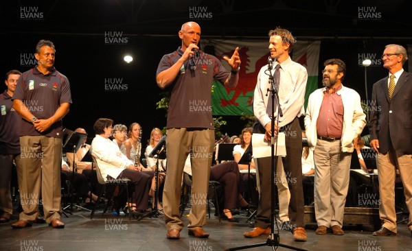 10.09.07 - Wales Team in France for Rugby World Cup - Wales Captain, Gareth Thomas gives a speech in French as he attends a reception that was put on by locals 