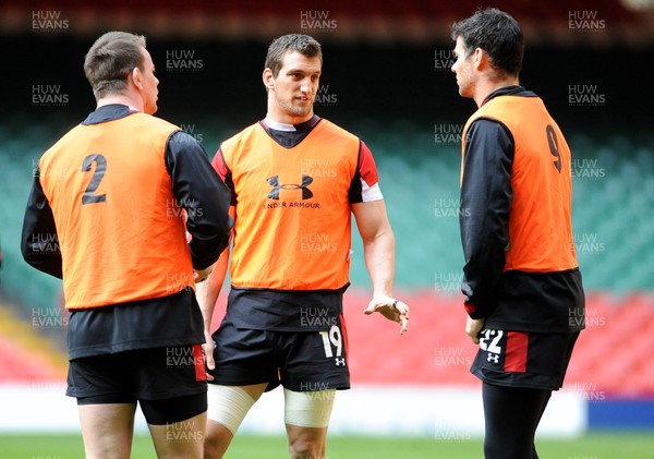 010213 - Wales Rugby Captains Run -Matthew Rees, Sam Warburton and Mike Phillips during training