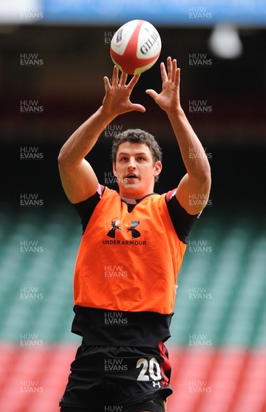 010213 - Wales Rugby Captains Run -Aaron Shingler during training