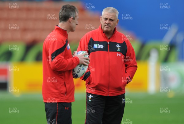 01.10.11 - Wales Rugby Captains Run - Head coach Warren Gatland talks to attack coach Rob Howley during training. 