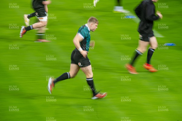 020224 - Sam Costelow of Wales takes part in the Captain’s run on the eve of the opening Guinness Six Nations match against Scotland