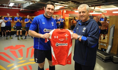 03.06.11 - WRU - Wales outside half Stephen Jones who will win his 100th Wales cap tomorrow against the Barbarians receives a shirt from head coach Warren Gatland in the changing rooms before the Wales captains run. 