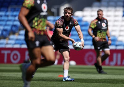 030726 - Wales Rugby Captains Run ahead of their first Nations Championship game against Fiji tomorrow in Cardiff - Dan Edwards during training