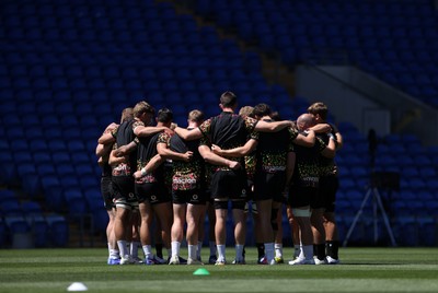 030726 - Wales Rugby Captains Run ahead of their first Nations Championship game against Fiji tomorrow in Cardiff - Team huddle