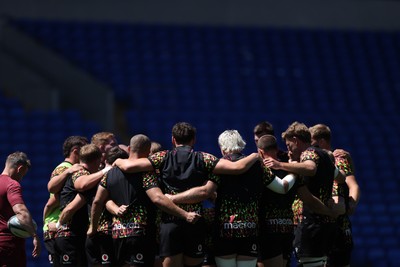 030726 - Wales Rugby Captains Run ahead of their first Nations Championship game against Fiji tomorrow in Cardiff - Team huddle