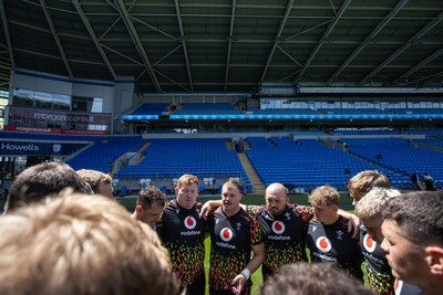 030726 - Wales Rugby Captains Run ahead of their first Nations Championship game against Fiji tomorrow in Cardiff - Dewi Lake speaks in the team huddle