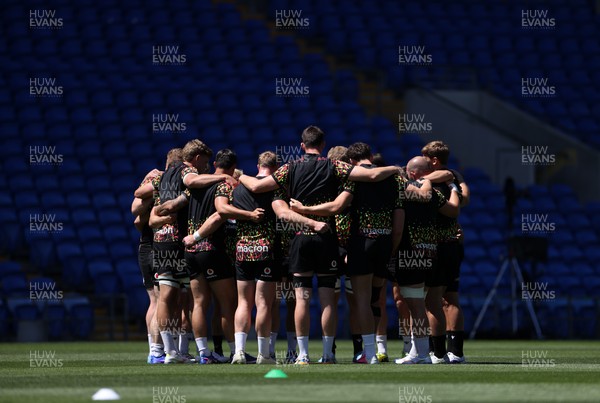 030726 - Wales Rugby Captains Run ahead of their first Nations Championship game against Fiji tomorrow in Cardiff - Team huddle