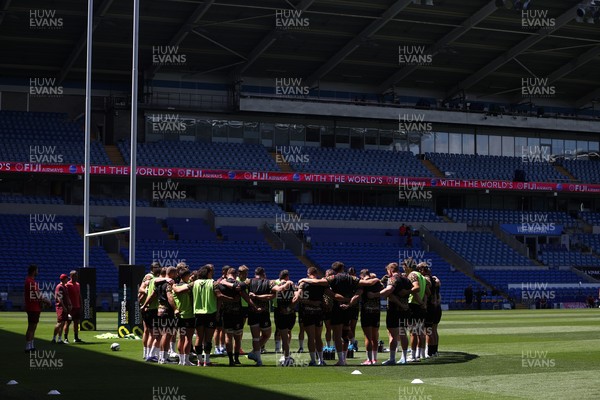 030726 - Wales Rugby Captains Run ahead of their first Nations Championship game against Fiji tomorrow in Cardiff - Team huddle