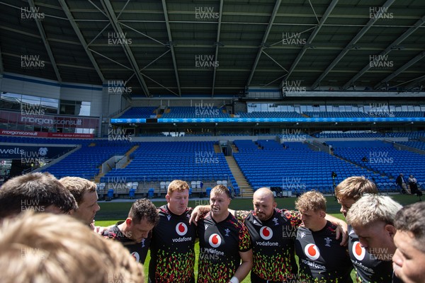 030726 - Wales Rugby Captains Run ahead of their first Nations Championship game against Fiji tomorrow in Cardiff - Dewi Lake speaks in the team huddle