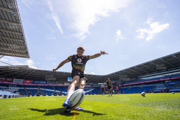 030726 - Wales Rugby Captains Run ahead of their first Nations Championship game against Fiji tomorrow in Cardiff - Dan Edwards during training