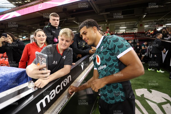 031123 - Wales Rugby Captains Run before their game against the Barbarians tomorrow - Rio Dyer has a selfie with fans