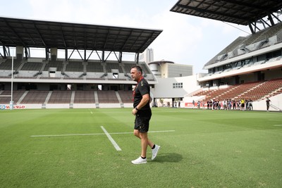 040725 - Wales Rugby Captains Run at Mikuni World Stadium ahead of the game against Japan - Matt Sherratt, Head Coach during training