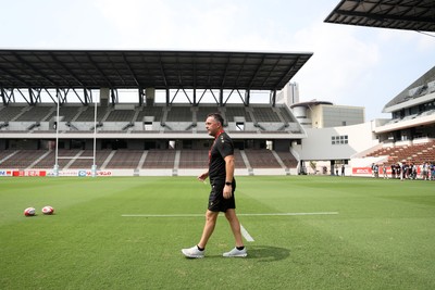 040725 - Wales Rugby Captains Run at Mikuni World Stadium ahead of the game against Japan - Matt Sherratt, Head Coach during training