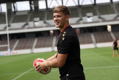 040725 - Wales Rugby Captains Run at Mikuni World Stadium ahead of the game against Japan - Alex Mann