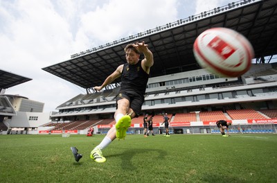 040725 - Wales Rugby Captains Run at Mikuni World Stadium ahead of the game against Japan - Dan Edwards during training